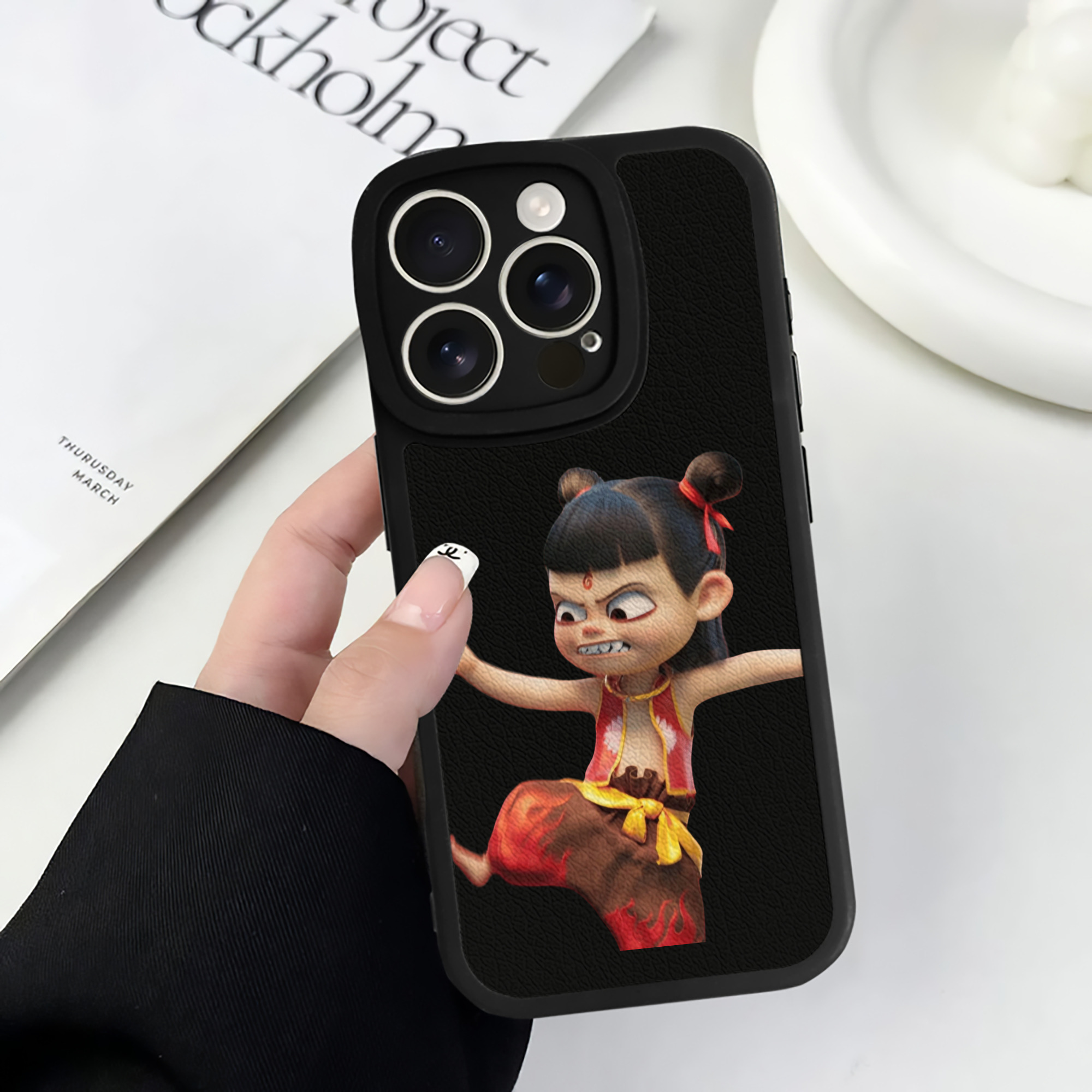 （画像用） Ne Zha 2 ナタ 魔童の大暴れ 【iPhone 16シリーズ対応】シリコンスマホケース（レザー調） 材質：シリコン